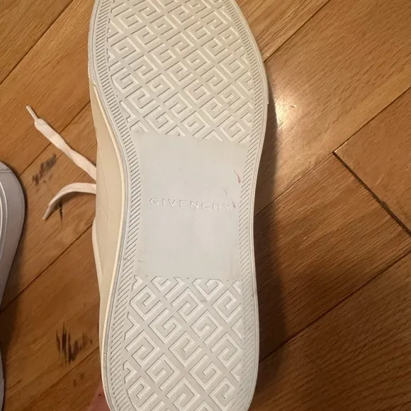 - Brand new  💯 authenticGivenchy City Court Low-Top Sneakers. Size 42 new