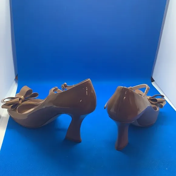 🔥 👠 Miu Miu Brown Patent Leather T Strap Bow Ankle Strap Sandals Size 37