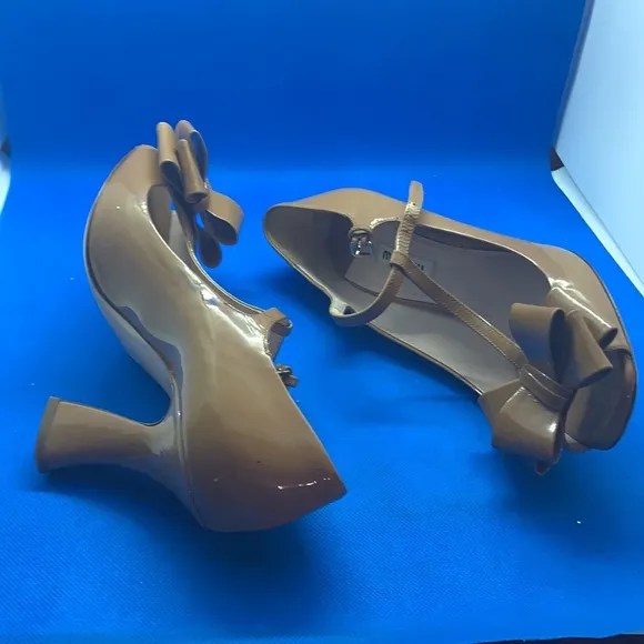 🔥 👠 Miu Miu Brown Patent Leather T Strap Bow Ankle Strap Sandals Size 37