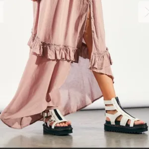 - NEW OLSON ZIPPED LEATHER STRAP SANDALS