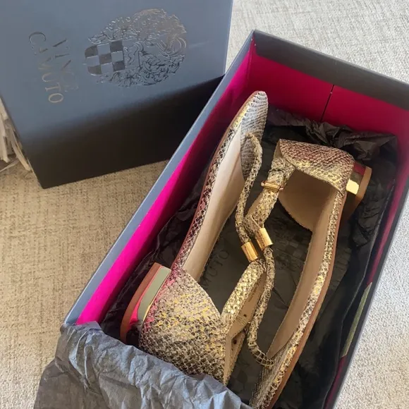 🪞 NEW Vince Cumato gold textured leather sandals in women’s size 6