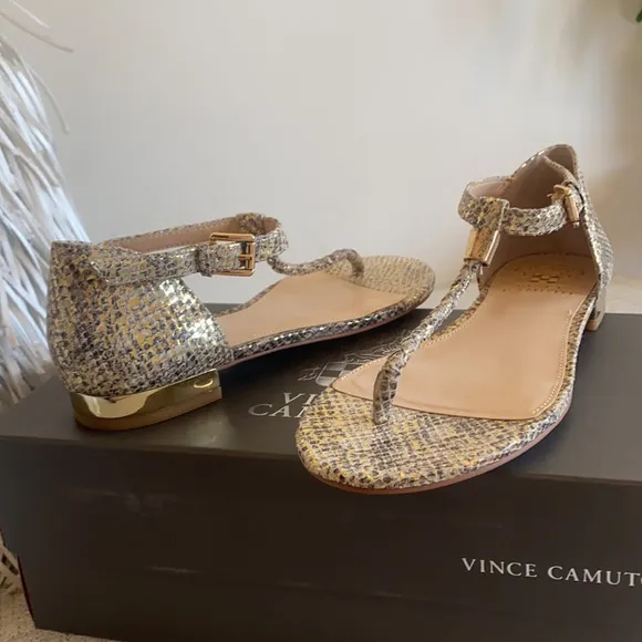 🪞 NEW Vince Cumato gold textured leather sandals in women’s size 6