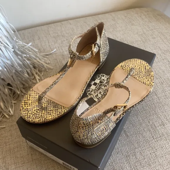 🪞 NEW Vince Cumato gold textured leather sandals in women’s size 6
