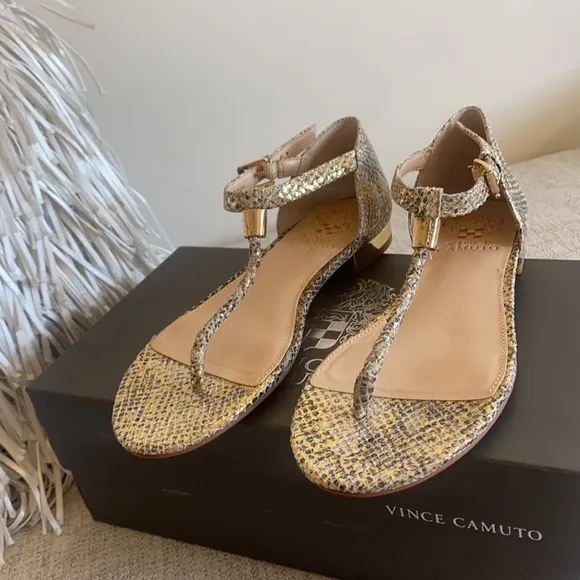 🪞 NEW Vince Cumato gold textured leather sandals in women’s size 6