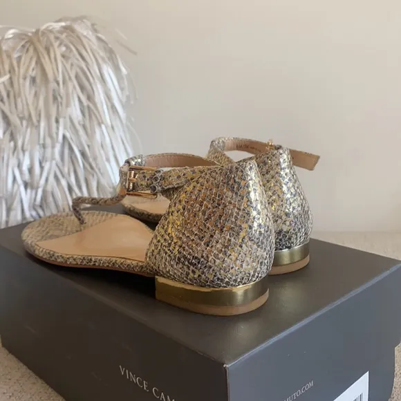 🪞 NEW Vince Cumato gold textured leather sandals in women’s size 6