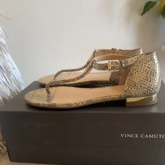 🪞 NEW Vince Cumato gold textured leather sandals in women’s size 6