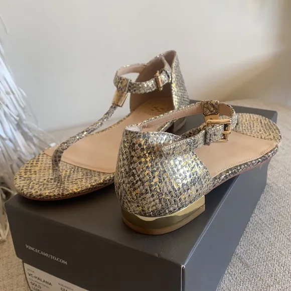 🪞 NEW Vince Cumato gold textured leather sandals in women’s size 6