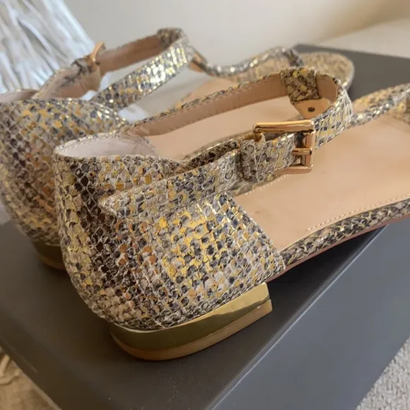 🪞 NEW Vince Cumato gold textured leather sandals in women’s size 6