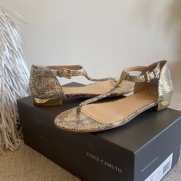🪞 NEW Vince Cumato gold textured leather sandals in women’s size 6