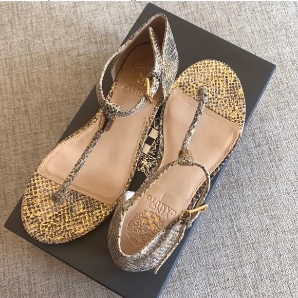 🪞 NEW Vince Cumato gold textured leather sandals in women’s size 6