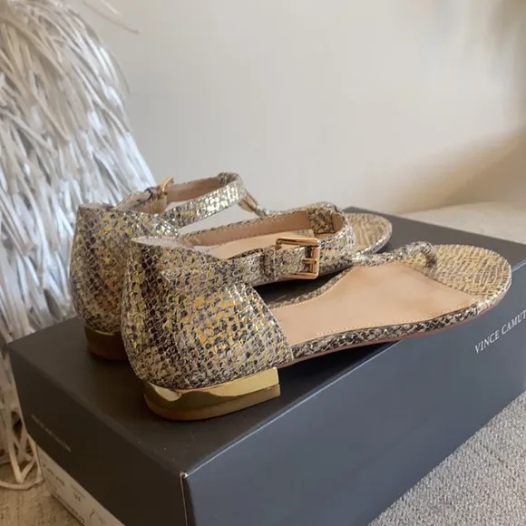 🪞 NEW Vince Cumato gold textured leather sandals in women’s size 6