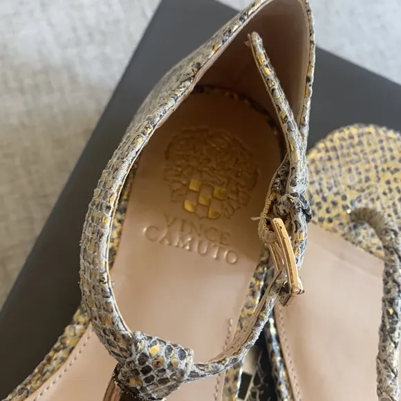 🪞 NEW Vince Cumato gold textured leather sandals in women’s size 6