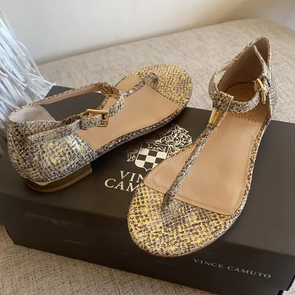 🪞 NEW Vince Cumato gold textured leather sandals in women’s size 6