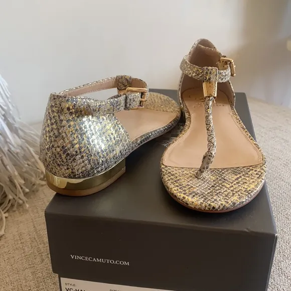 🪞 NEW Vince Cumato gold textured leather sandals in women’s size 6