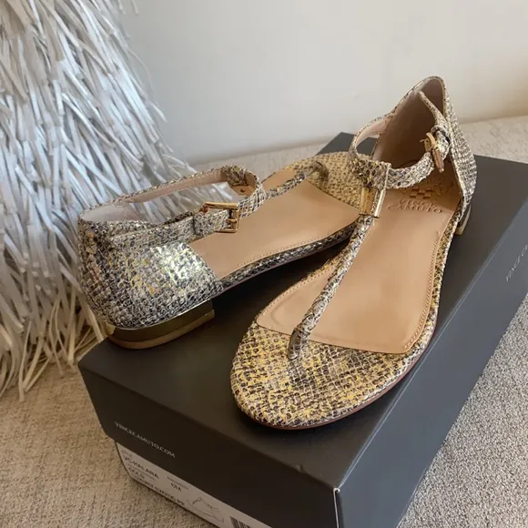 🪞 NEW Vince Cumato gold textured leather sandals in women’s size 6