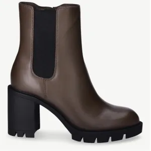 🆕 Scoop Women’s Lug Sole Chelsea Boots (sizes 9 &amp; 10 available!)