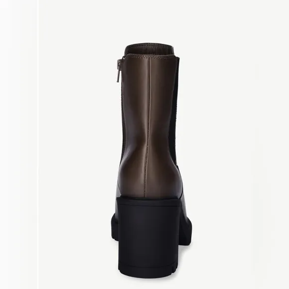 🆕 Scoop Women’s Lug Sole Chelsea Boots (sizes 9 &amp; 10 available!)