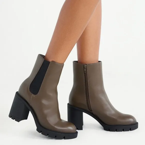 🆕 Scoop Women’s Lug Sole Chelsea Boots (sizes 9 &amp; 10 available!)