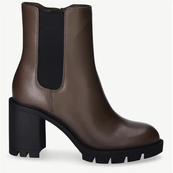 🆕 Scoop Women’s Lug Sole Chelsea Boots (sizes 9 &amp; 10 available!)