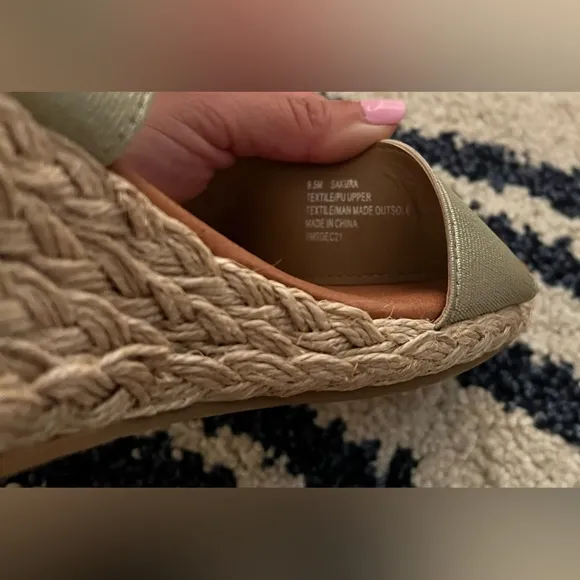 🆕 Tommy Bahama Muted Sage Gold Sakura Ankle Strap Wedge Sandals Size 9.5M
