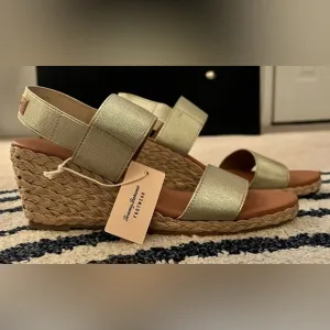 🆕 Tommy Bahama Muted Sage Gold Sakura Ankle Strap Wedge Sandals Size 9.5M