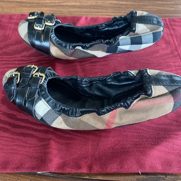 09:04   Burberry 3 Buckle Falcony Ballerina Flats