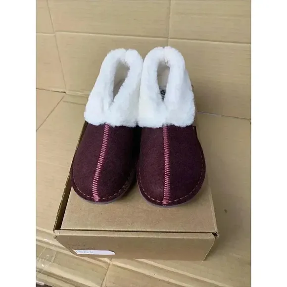 1003. NEW! Clarks Low Top Sneakers-Maroon-US 8 Womens