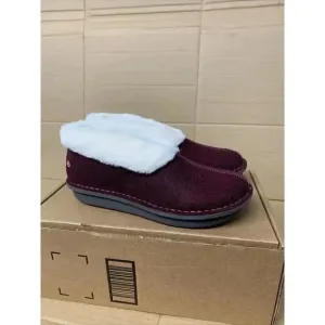 1003. NEW! Clarks Low Top Sneakers-Maroon-US 8 Womens