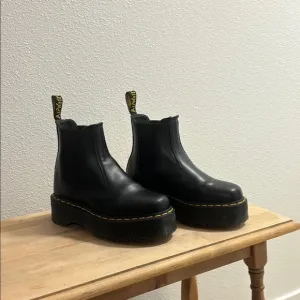 2976 Smooth Leather Platform Chelsea Boots