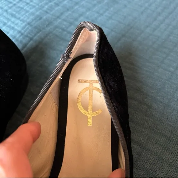 $325 Claudia Triana Black Velvet Flats Gold Embroidered Lion Womens 7 Smoking
