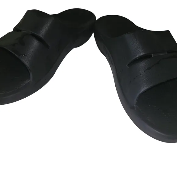 8 OOFOOS Black Minimalist Slip-On Sandals with Thick Sole
