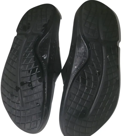 8 OOFOOS Black Minimalist Slip-On Sandals with Thick Sole