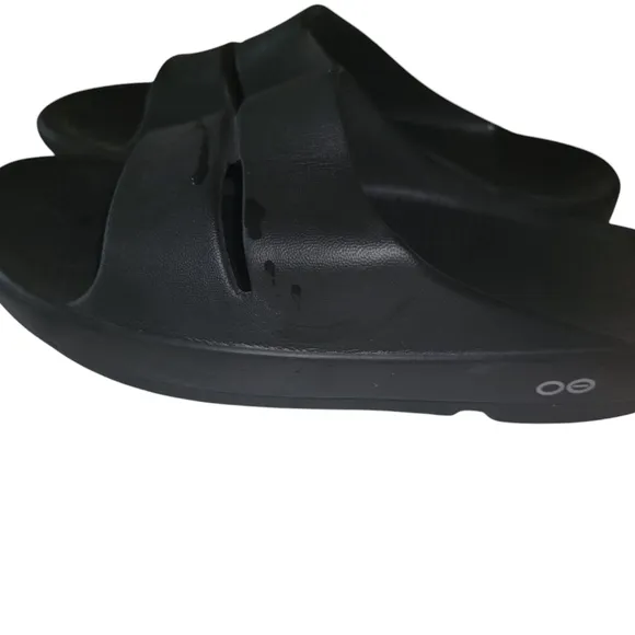 8 OOFOOS Black Minimalist Slip-On Sandals with Thick Sole