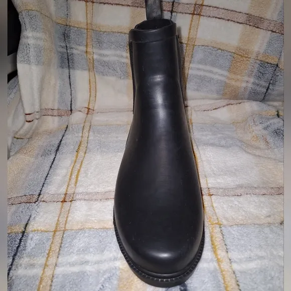 A pair of J. Crew Kenton Chelsea boots in a men's size 10. Like new condition