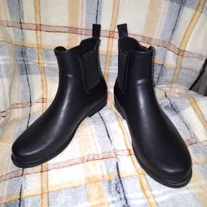 A pair of J. Crew Kenton Chelsea boots in a men's size 10. Like new condition