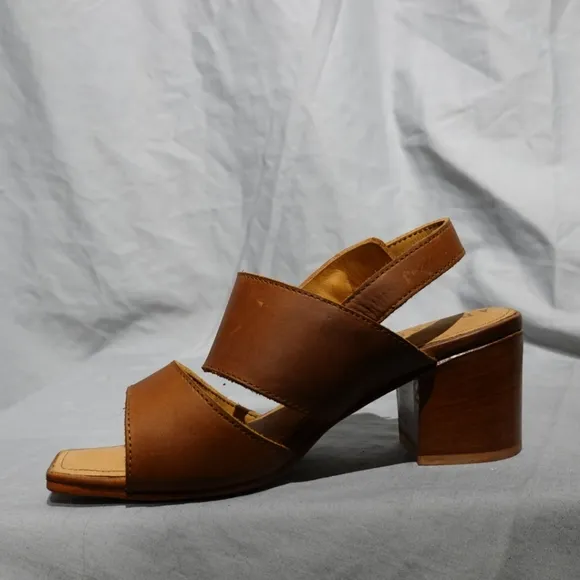 ADELANTE SHOE CO. Natural Brown Sandals with Block Heels, size 6