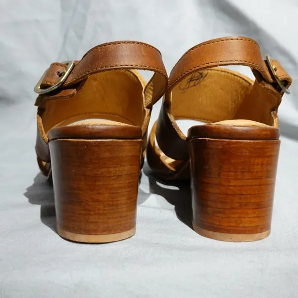 ADELANTE SHOE CO. Natural Brown Sandals with Block Heels, size 6