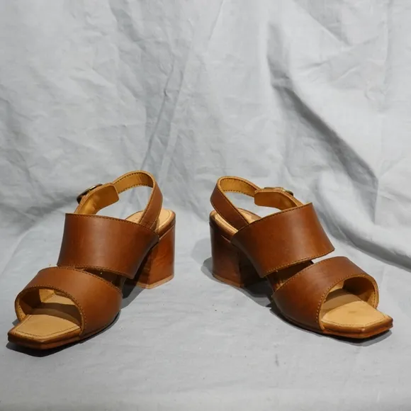 ADELANTE SHOE CO. Natural Brown Sandals with Block Heels, size 6