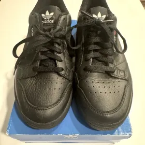 Adidas Black Sneakers Sleek Monochrome Design
