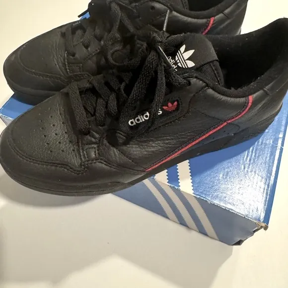 Adidas Black Sneakers Sleek Monochrome Design