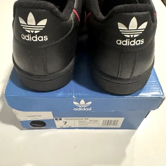 Adidas Black Sneakers Sleek Monochrome Design