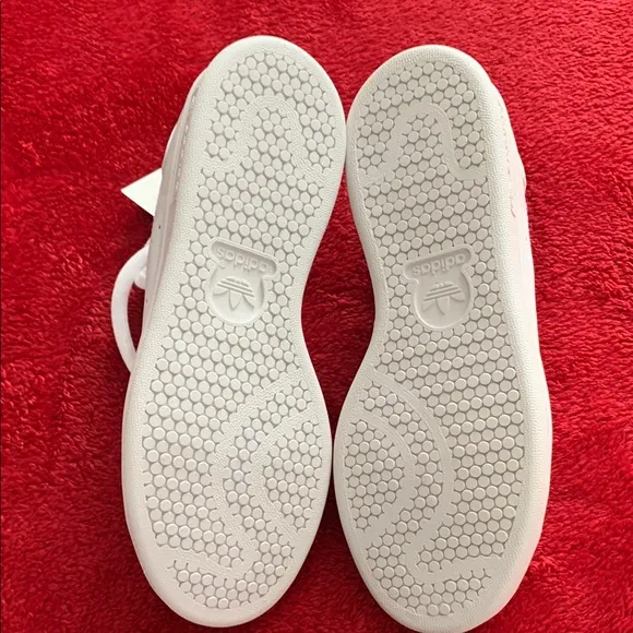 Adidas  Stan Smiths.White Sneakers Sleek Low-Top Design