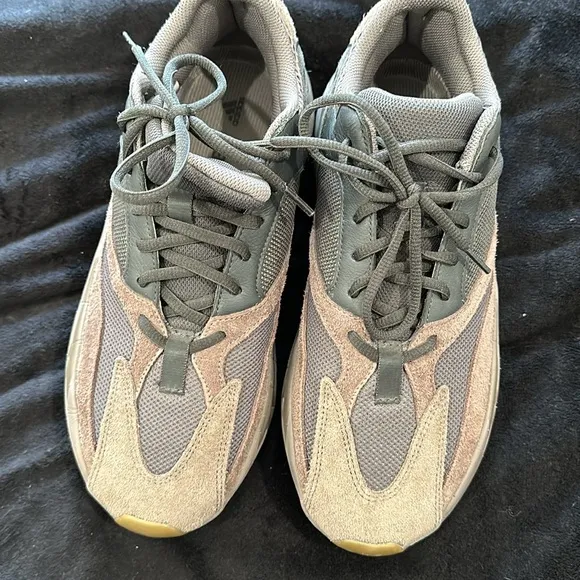 Adidas Yeezy Boost 700 men’s brown low top sneakers
