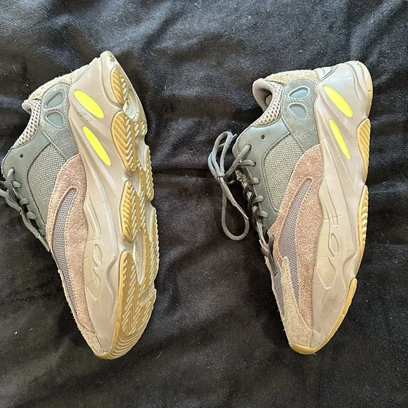 Adidas Yeezy Boost 700 men’s brown low top sneakers