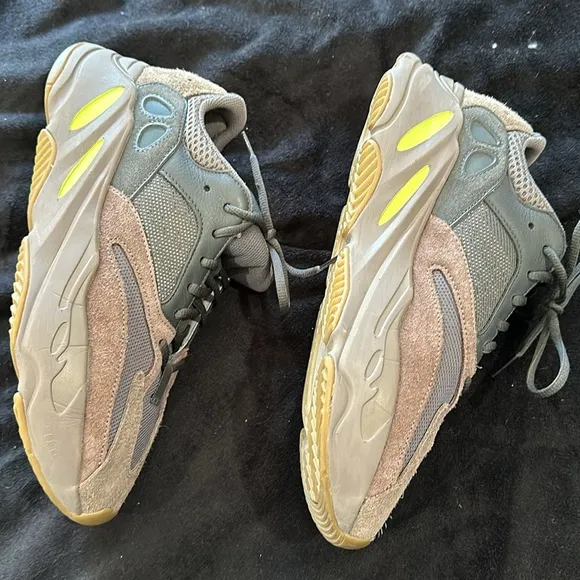 Adidas Yeezy Boost 700 men’s brown low top sneakers