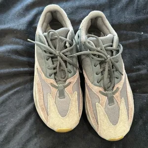 Adidas Yeezy Boost 700 men’s brown low top sneakers