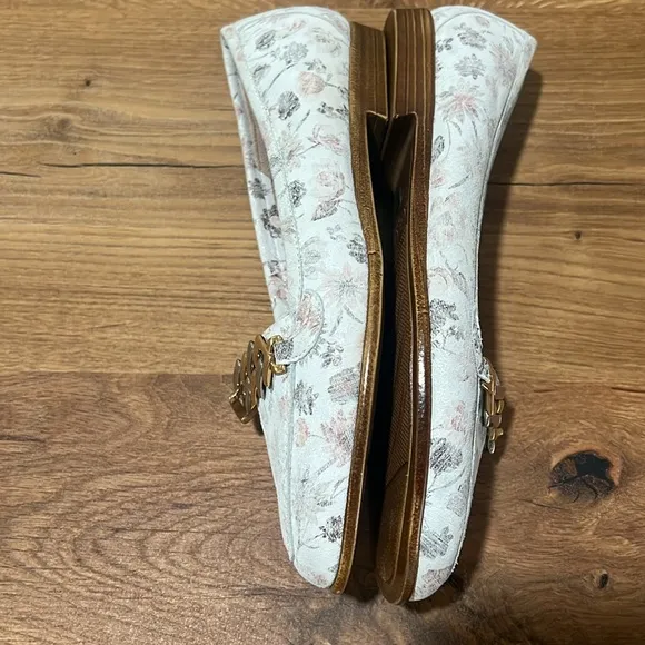 Amalfi by Rangoni Ostee White Brush Jardin Leather Flats Size 5.5 Reg. $235