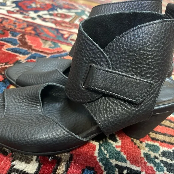 Arche Black Sandals with Textured Leather and Ankle Strap