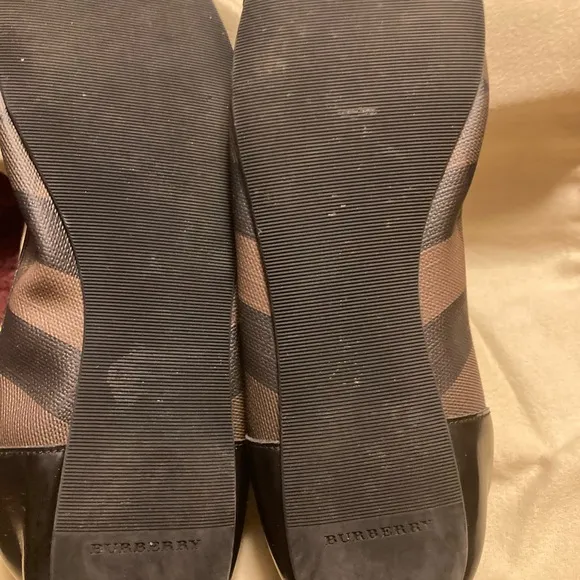 Authentic Burberry woman’s smoked brown ballerina shoe. Size European 36