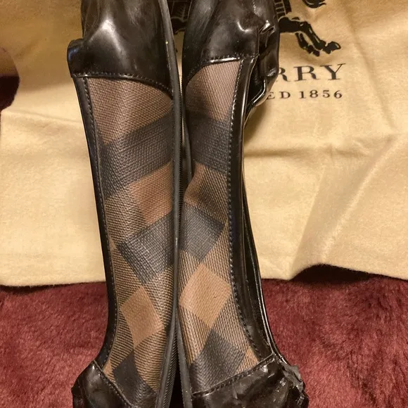 Authentic Burberry woman’s smoked brown ballerina shoe. Size European 36
